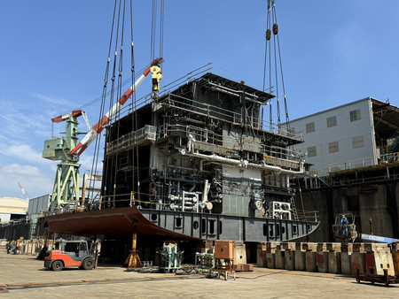 建造中の北極域研究船「みらいⅡ」の船体ブロック＝６日、横浜市磯子区（ＪＡＭＳＴＥＣ・ＪＭＵ提供）