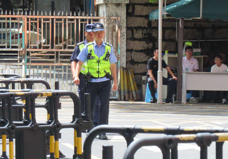 ２５日、日本人学校周辺で警備に当たる中国当局者＝広東省深セン市