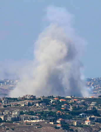 ２５日、レバノン南部の村落で、イスラエルの空爆を受けて上る煙（ＥＰＡ時事）