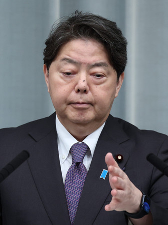 記者会見する林芳正官房長官＝３０日午前、首相官邸