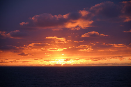 ベーリング海に沈む夕日＝９月２８日、海洋地球研究船「みらい」船上