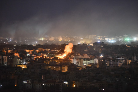 １日、イスラエルの攻撃を受け、ベイルート南郊で上がる煙（ＡＦＰ時事）