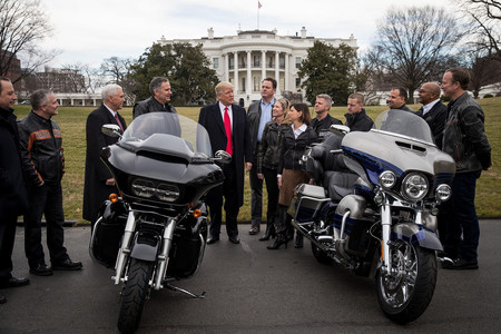 トランプ前米大統領とハーレーダビッドソンの二輪車＝２０１７年２月、ワシントン（ＡＦＰ時事）