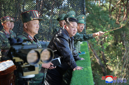 ２日、軍の特殊作戦部隊訓練基地を視察する北朝鮮の金正恩朝鮮労働党総書記（朝鮮通信・時事）