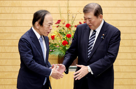 会談を前に握手する石破茂首相（右）と日銀の植田和男総裁＝２日、首相官邸