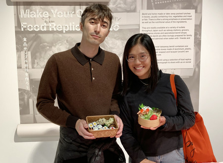 ロンドンで開かれている食品サンプル展で「弁当作り」に挑戦した来場者＝４日