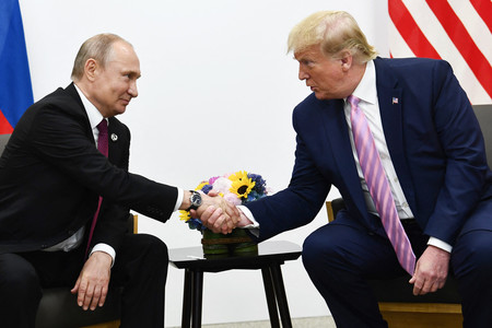 握手を交わすロシアのプーチン大統領（左）とトランプ前米大統領＝２０１９年６月、大阪府（ＡＦＰ時事）