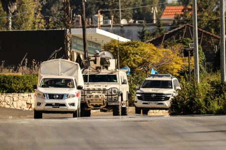 １２日、レバノン南部マルジャユンで巡回する国連レバノン暫定軍（ＵＮＩＦＩＬ）の車両（ＡＦＰ時事）