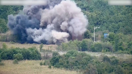 １５日、南北軍事境界線近くで北朝鮮が行った道路の爆破（韓国国防省提供の映像より）（ロイター時事）