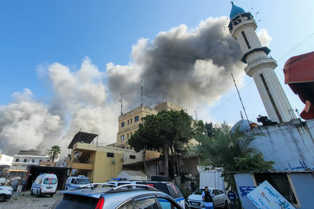 １６日、レバノン南部ナバティエでイスラエル軍の空爆を受けて上がる煙（ＡＦＰ時事）