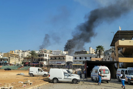 １６日、レバノン南部ナバティエでイスラエル軍の空爆を受けて上がる煙（ＡＦＰ時事）