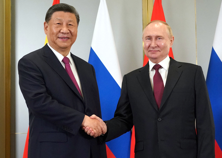 握手する中国の習近平国家主席（左）とロシアのプーチン大統領＝７月３日、カザフスタン・アスタナ（ＡＦＰ時事）