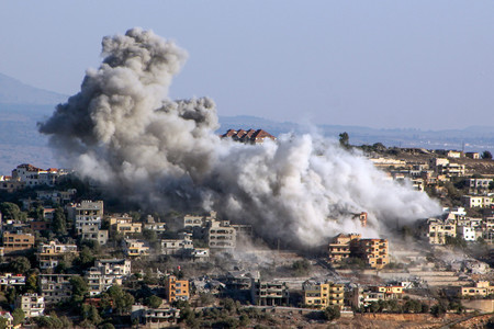 ２０日、対イスラエル国境に近いレバノン南部で、イスラエル軍の空爆後に市街地から立ち上る煙（ＥＰＡ時事）