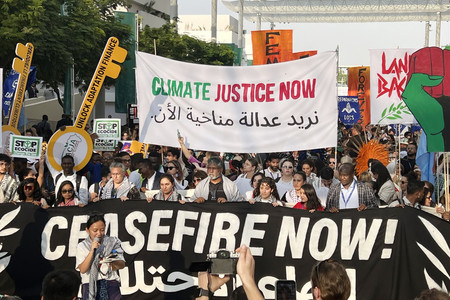 COP28の会場で大規模デモを行う環境NGOなどのメンバーら=2023年12月、ドバイ