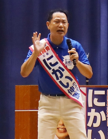 集会で演説する二階伸康氏＝１７日、和歌山県印南町