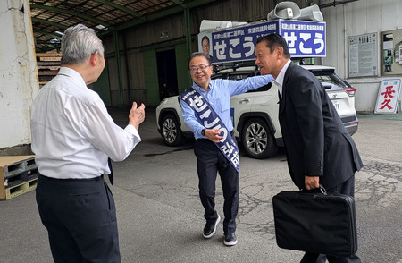 街頭演説の聴衆と言葉を交わす世耕弘成氏（中央）＝１８日、和歌山県海南市