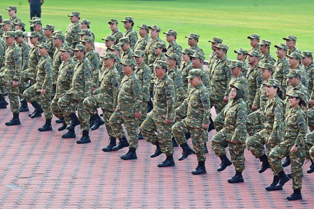 ２６日、インドネシア中ジャワ州マグラン県の陸軍士官学校で行われた閣僚研修で、迷彩服姿で行進する閣僚ら。前列右から６人目がプラボウォ大統領（大統領府提供・時事）