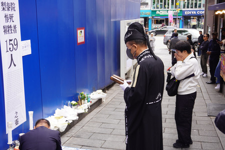 ２９日、ソウルの繁華街、梨泰院の雑踏事故現場を訪れた人々