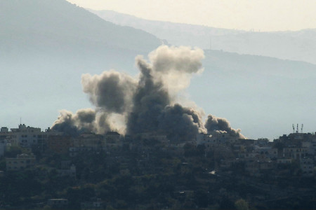 ２９日、レバノン南部で、イスラエル軍の空爆を受けて立ち上る煙（ＡＦＰ時事）