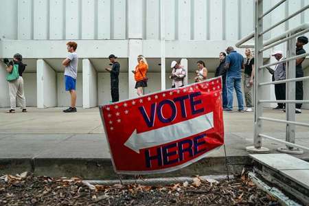 １日、米南部ジョージア州アトランタで、大統領選の期日前投票に並ぶ人たち（ＡＦＰ時事）