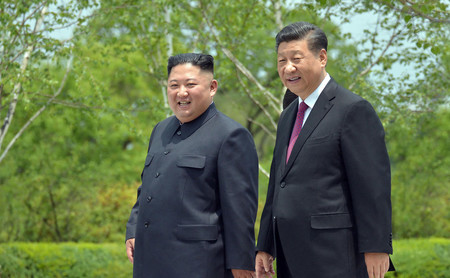 中国の習近平国家主席(右)と北朝鮮の金正恩朝鮮労働党総書記=2019年6月、平壌(AFP時事)