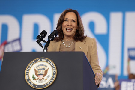 2日、米南部ノースカロライナ州シャーロットで演説する民主党のハリス副大統領(AFP時事)