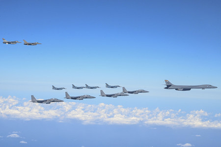 3日、韓国南部・済州島東方で行われた日米韓の合同空中訓練(米空軍提供・時事)