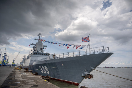 4日、インドネシア海軍との合同軍事演習のため東ジャワ州スラバヤの港に寄港したロシア海軍コルベット艦「グロムキー」(AFP時事)