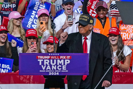 3日、米南部ジョージア州メイコンで選挙集会に参加するトランプ前大統領(AFP時事)