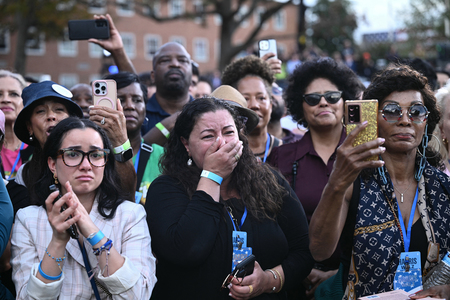 米首都ワシントンのハワード大学で、ハリス副大統領の敗北宣言を聞く支持者＝６日（ＡＦＰ時事）