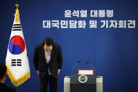 記者会見で頭を下げる韓国の尹錫悦大統領＝７日、ソウル（ＥＰＡ時事）