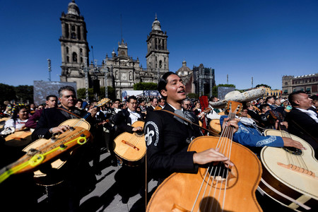 １０日、メキシコ市のソカロ広場でマリアッチを演奏する人たち（ロイター時事）