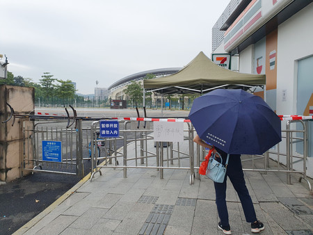 １３日、中国広東省珠海市の自動車暴走事件の現場近くを訪れた女性