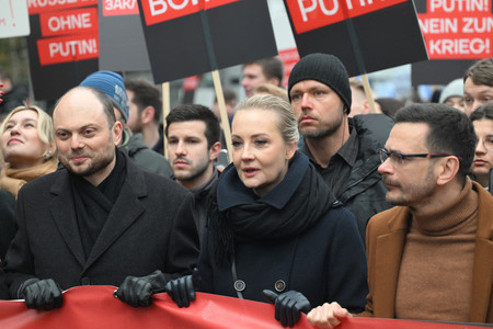 １７日、ベルリンで「反戦デモ」を率いるロシアの反体制派指導者ナワリヌイ氏の妻ユリアさん（前列中央）（ＡＦＰ時事）