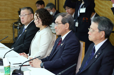 政労使の意見交換で石破茂首相の話を聞く経団連の十倉雅和会長（右から２人目）、連合の芳野友子会長（同３人目）ら＝２６日午後、首相官邸