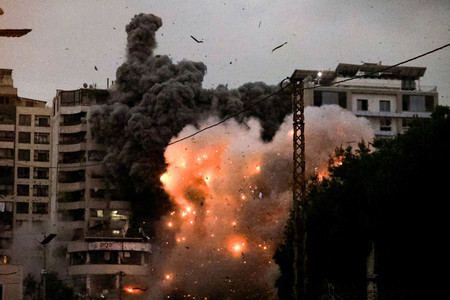 ２５日、レバノンの首都ベイルート南郊でのイスラエル軍の空爆（ＡＦＰ時事）