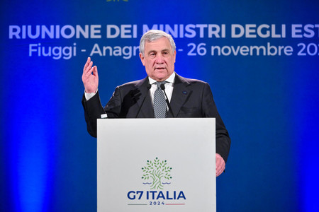２６日、ローマ近郊で開かれた先進７カ国（Ｇ７）外相会合の閉幕に当たり、記者会見する議長国イタリアのタヤーニ外相（ＥＰＡ時事）