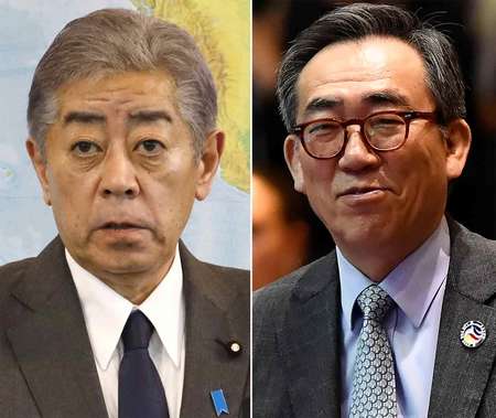 写真左から岩屋毅外相(時事)と韓国の趙兌烈外相(AFP時事)