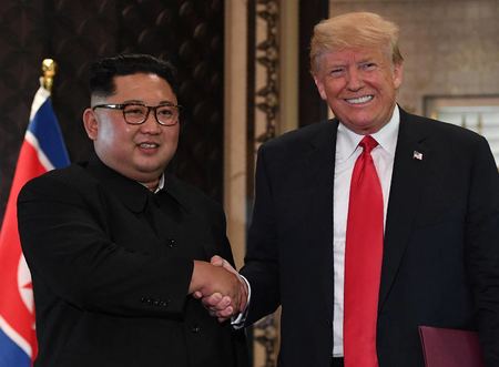 2018年6月、シンガポールで会談する当時のトランプ米大統領(右)と北朝鮮の金正恩朝鮮労働党総書記(AFP時事)