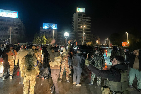 30日、シリア北部の要衝アレッポ中心部に進出した反体制派勢力の戦闘員ら(AFP時事)