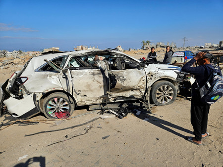 イスラエル軍の空爆で死亡した国際NGO「ワールド・セントラル・キッチン(WCK)」の現地職員が乗っていた車両=11月30日、パレスチナ自治区ガザ南部ハンユニス(ロイター時事)