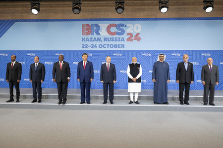 BRICS首脳会議に参加した中国やロシア、インドなどの新興国首脳ら=10月23日、ロシア中部カザン(AFP時事)