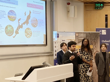 北陸地方の活性化策を競う大会でプレゼンテーションを行う学生=11月29日、英ロンドン