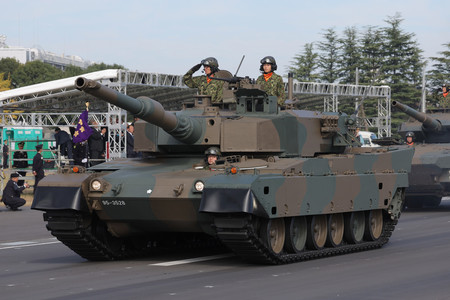 自衛隊観閲式で行進する陸上自衛隊の90式戦車=11月9日、陸上自衛隊朝霞訓練場