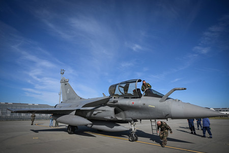フランス・ダッソー社のラファール戦闘機=2023年10月、ルーマニア・フェテシュテイ近郊(AFP時事)