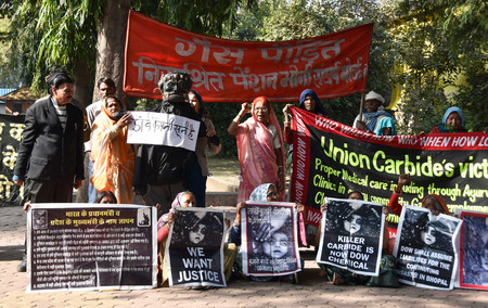 2日、インド中部ボパールで、有毒ガス漏出事故から40年に合わせて開かれた抗議集会で気勢を上げる参加者