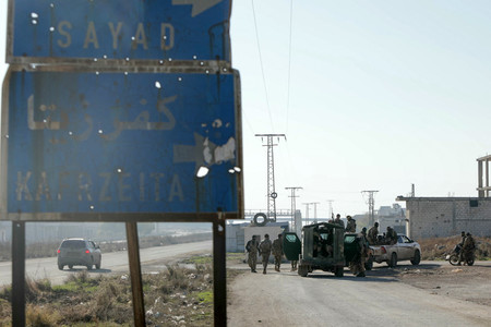 1日、シリア中部ハマ近郊に集う反体制派の戦闘員(AFP時事)