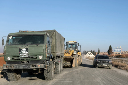 1日、シリア中部ハマにつながる幹線道路に乗り捨てられた政権軍の車両(AFP時事)