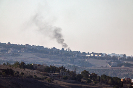 2日、レバノン南部で、イスラエル軍の空爆を受けて立ち上る煙(EPA時事)