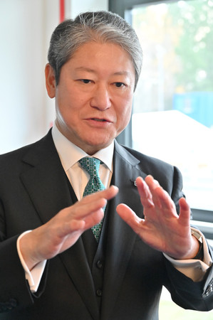 取材に応じるパナソニックの品田正弘社長=3日、英西部カーディフ